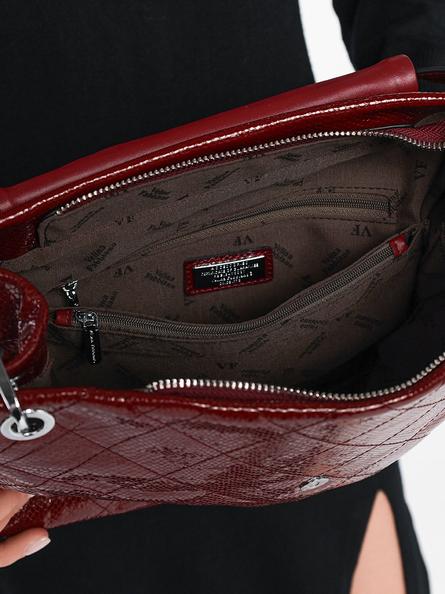 Сумка лакированная бордового цвета с тиснением под кожу рептилии